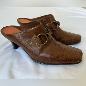 Aerosoles Paisley Cinch Leather Mules. Size 8.5
